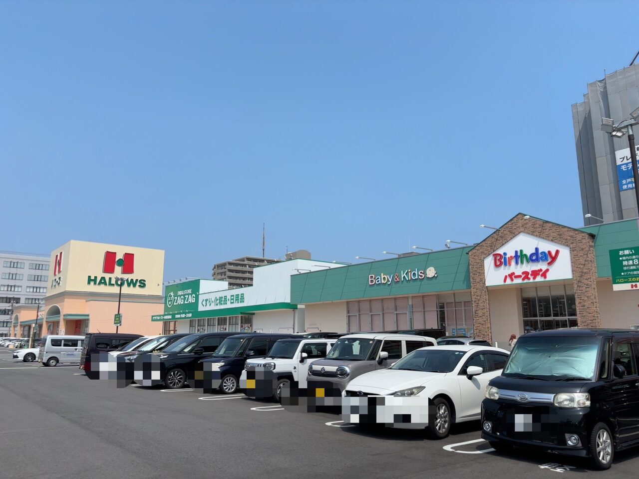 観音新町モールのはま寿司と和食さとの間で建設が進む新しい建物の様子