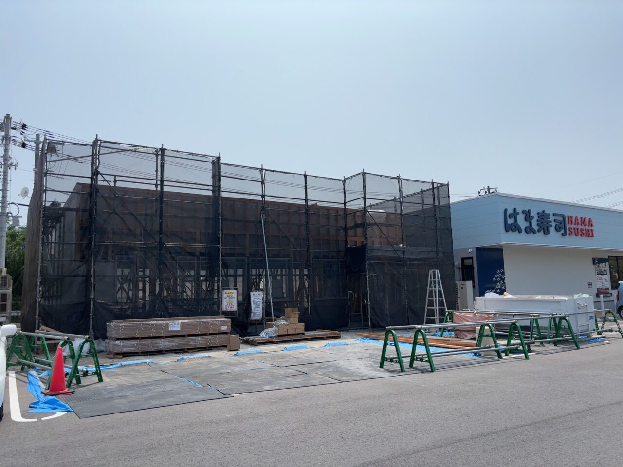 観音新町モールのはま寿司と和食さとの間で建設が進む新しい建物の様子