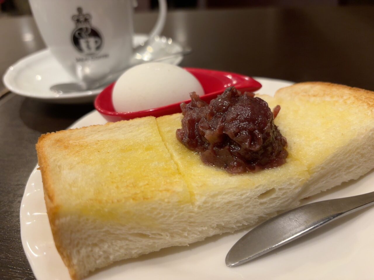 「さかい珈琲で提供されているモーニングセットのイメージ。小倉トーストやドリンク、ゆで卵が並ぶ朝食」