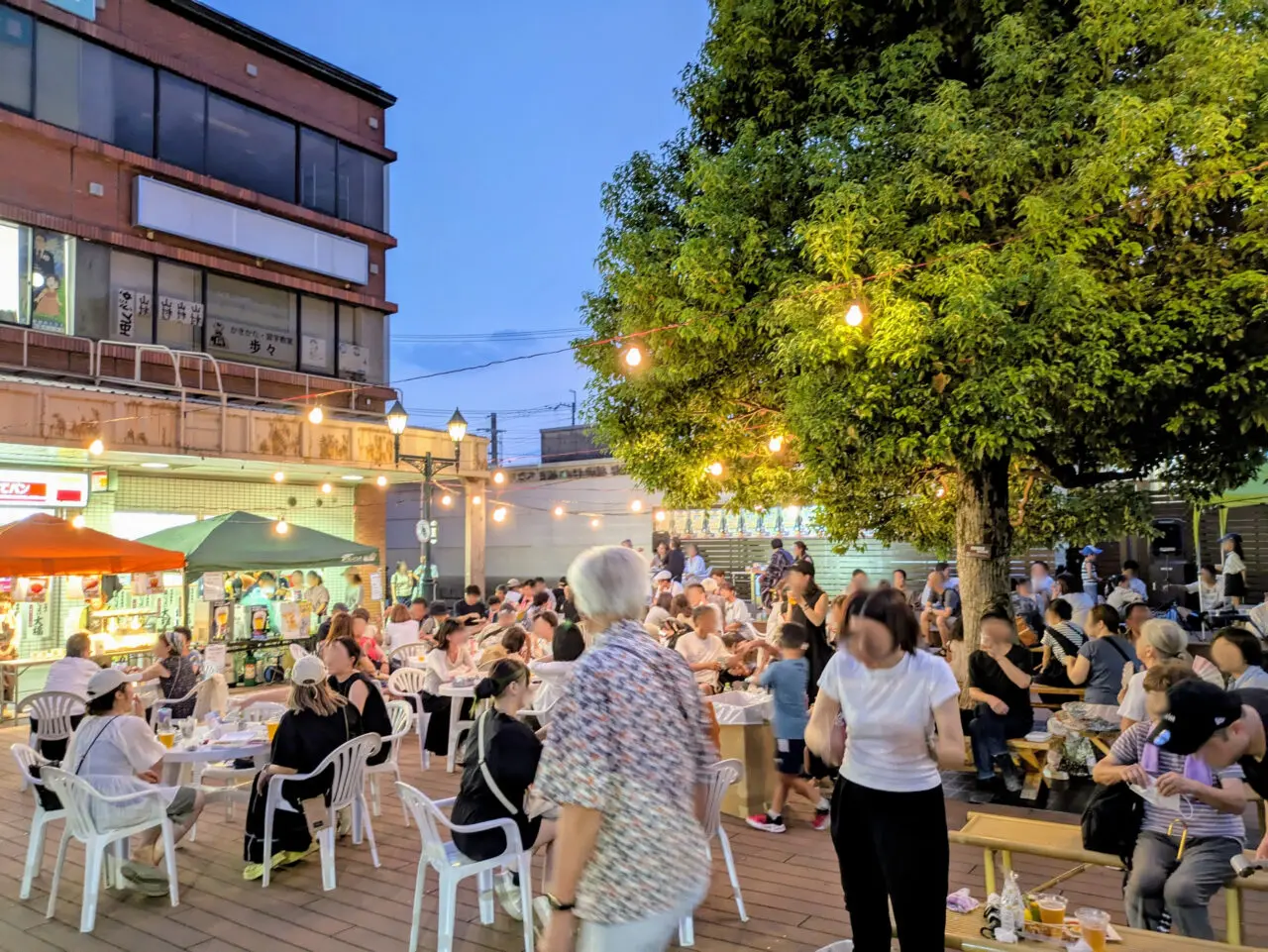 夕暮れの駅前広場