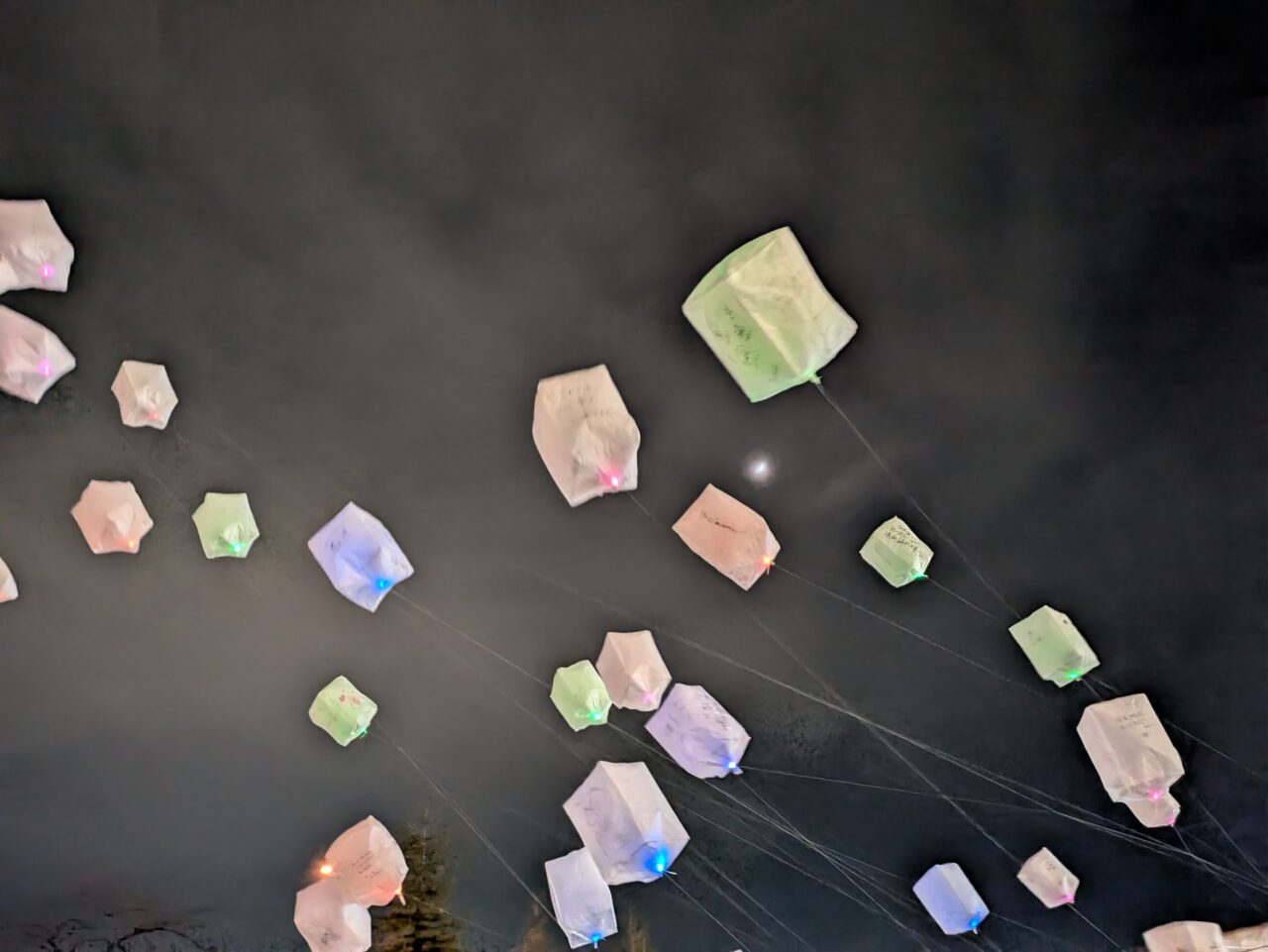 舞い上がるランタン