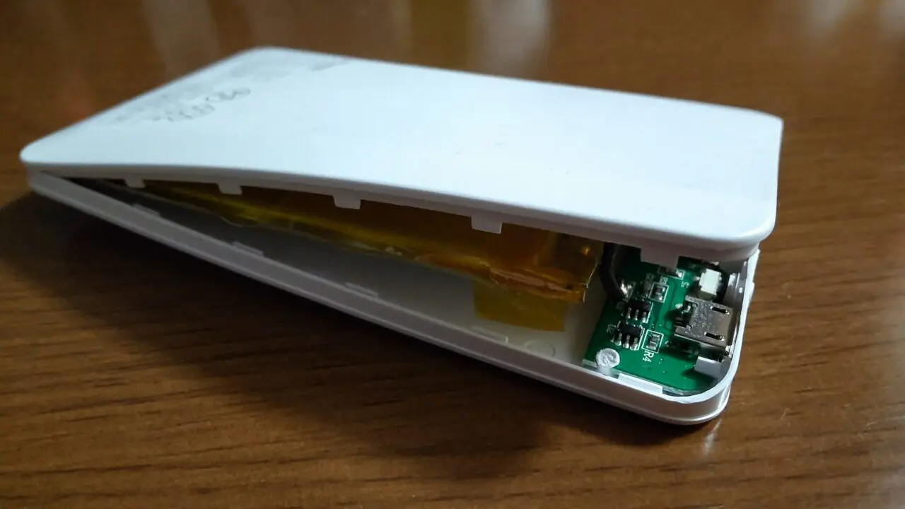 破損したモバイルバッテリーのイメージ