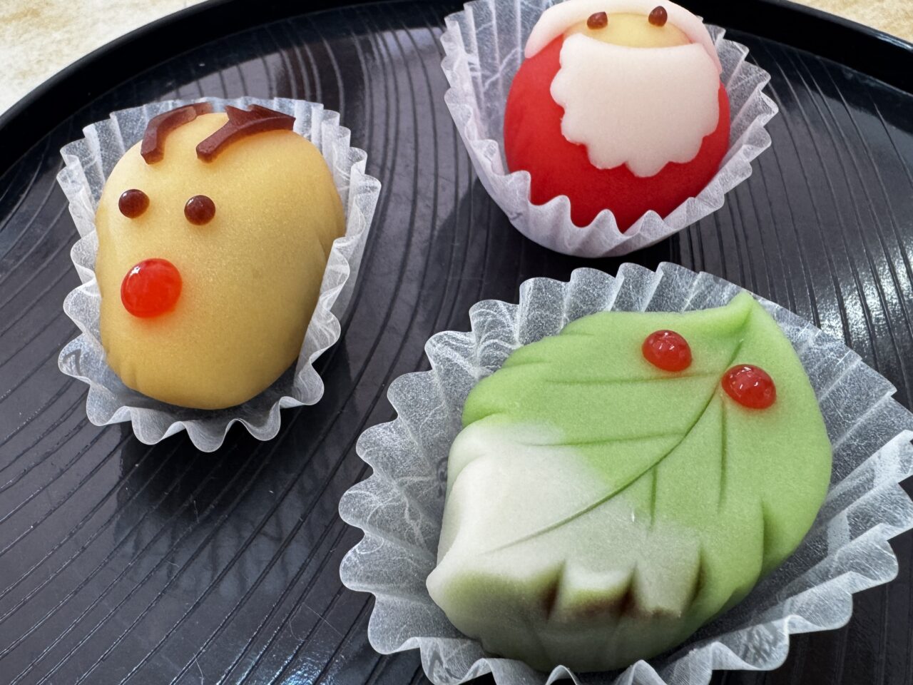 栗が丸ごと入ったどら焼きや、餡にキャラメルを練り込んだ季節限定のどら焼きもリピーターの多い逸品です。練り切り