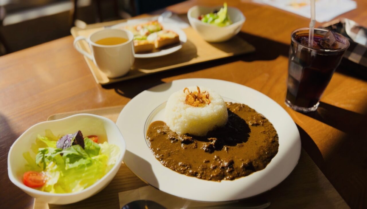 幸手駅にあるカレーが美味しいデイズカフェではケーキも楽しめる