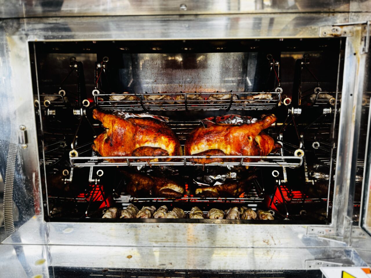 春日部店に次いでオープンした鳥周杉戸店のローストチキンと名物串焼