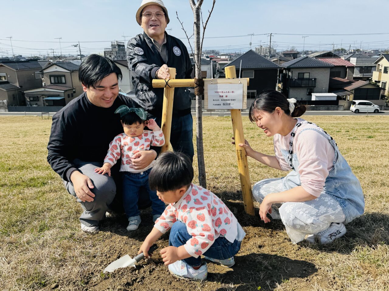 久喜市に新しい桜堤が。桜の里親による桜の植樹が開催。