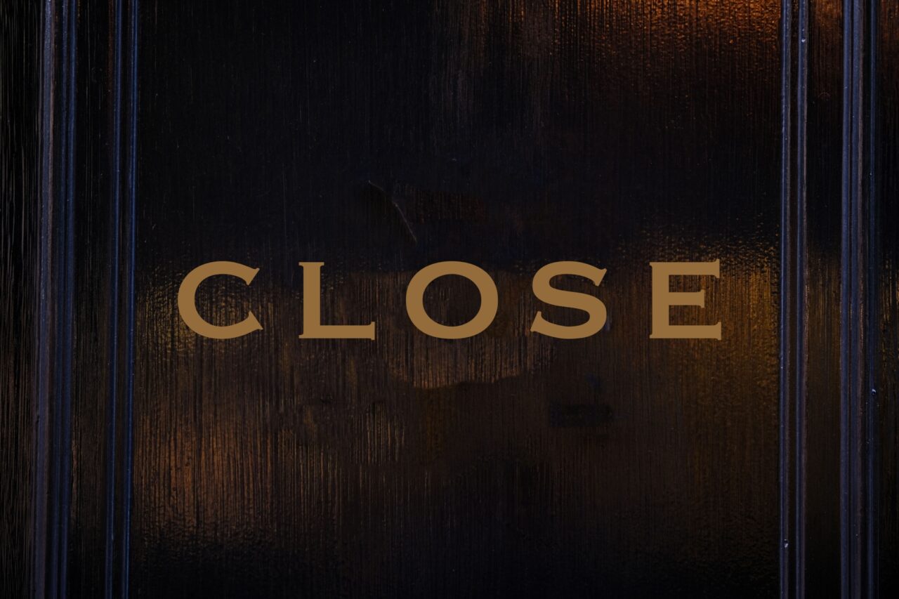 CLOSEと書かれた暗い色のドア