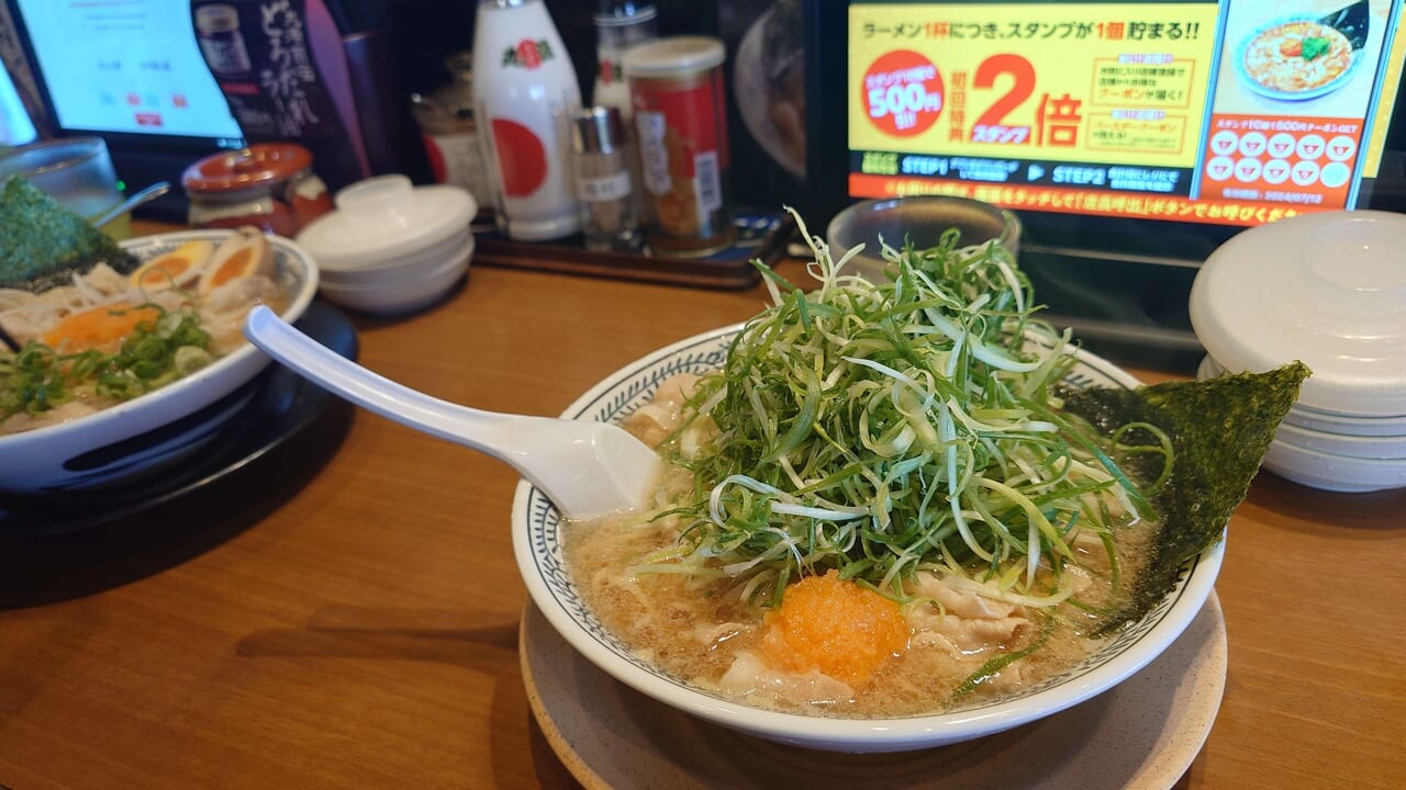 丸源ラーメンの商品、肉そば。オーダーは奥のタブレットで行えます。