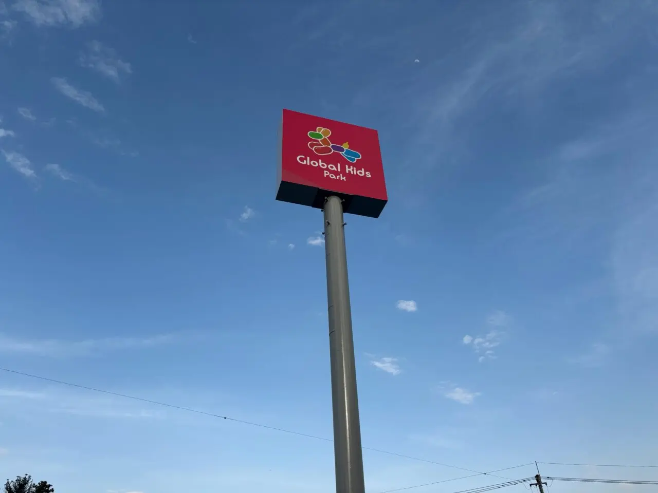 児童発達支援 グローバルキッズパーク今市店の看板濃いピンク色