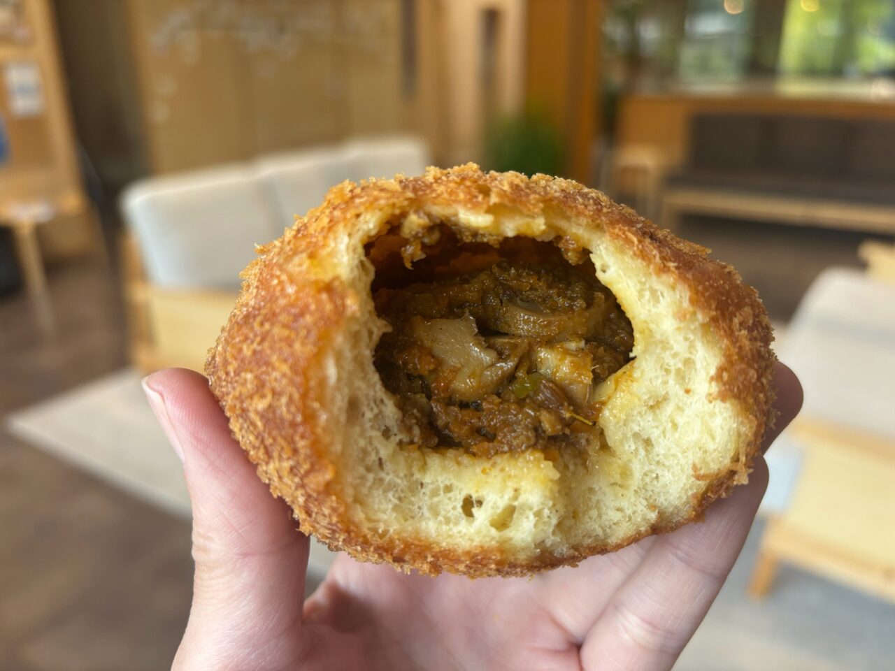 あさのポークの角煮豚カレーパン中身