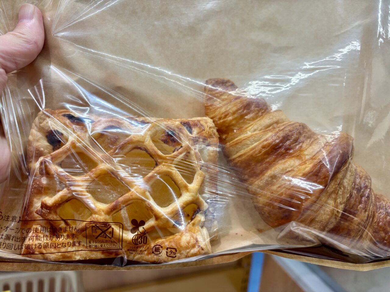 オトナリマート 今市店のアップルパイ、クロワッサン
