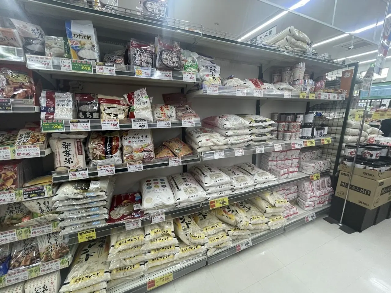 万代下新庄店のお米販売コーナーの様子