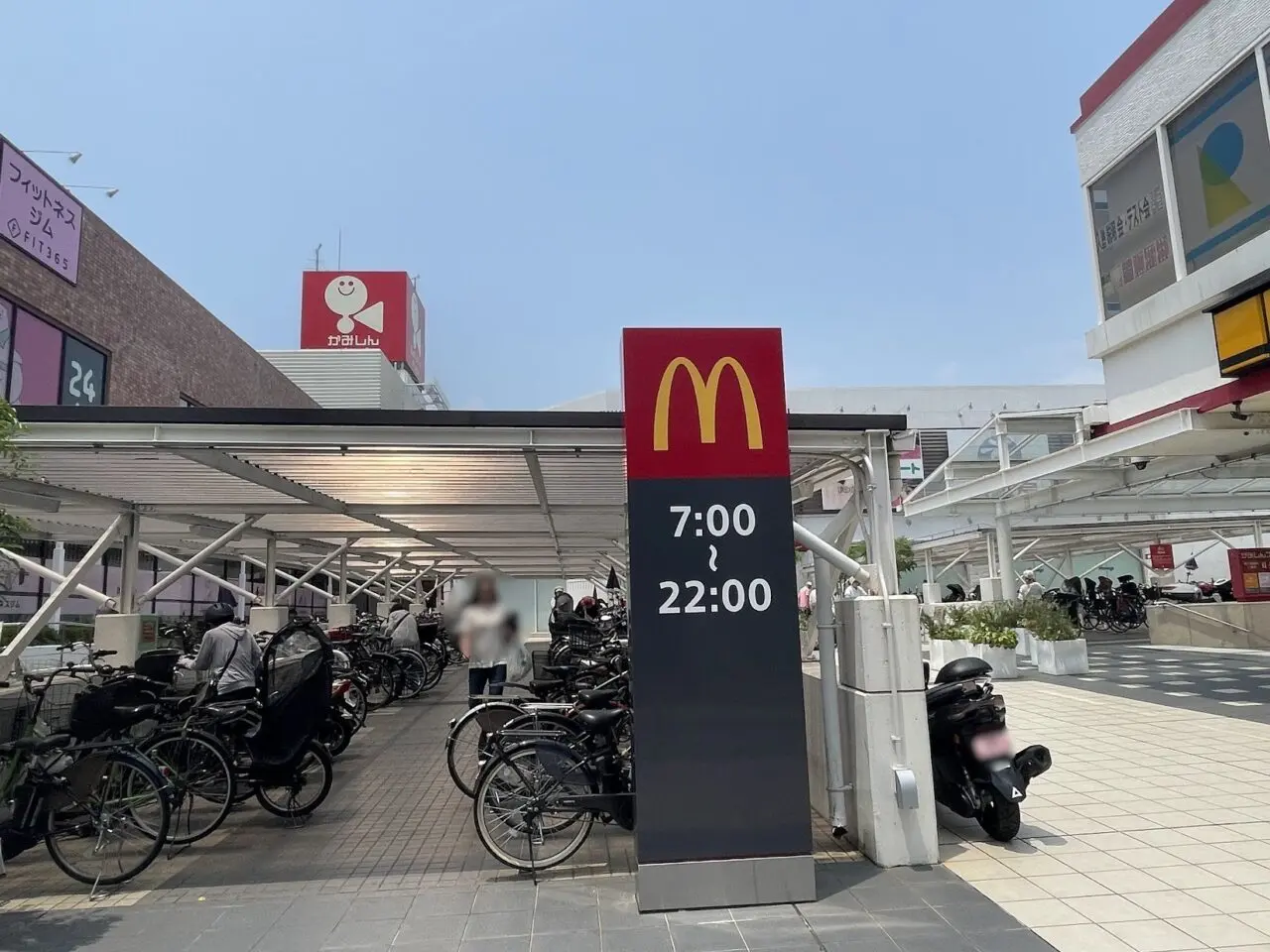 かみしんプラザの屋外にできたマクドナルドの看板
