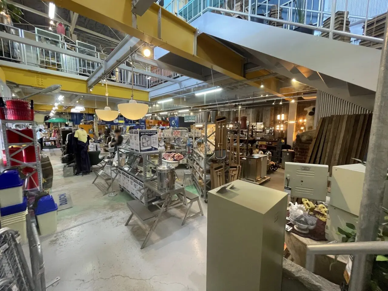 DULTON FACTORY SERVICE 大阪店の店内の様子