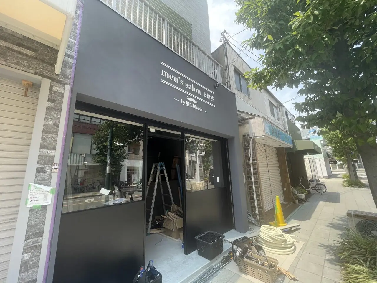 men's salon 上新庄の外観