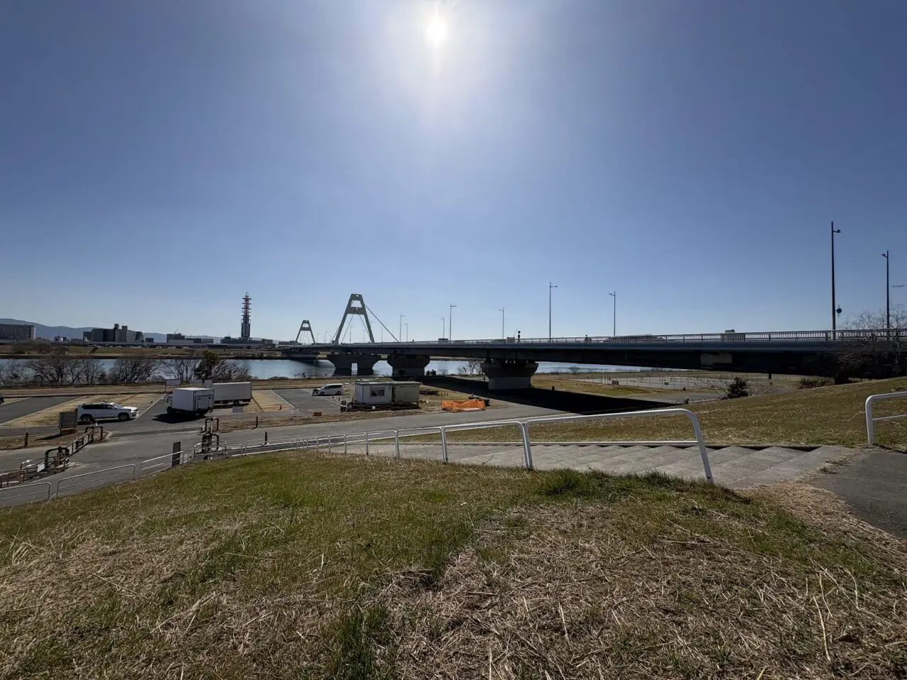 豊里大橋付近の河川敷の風景