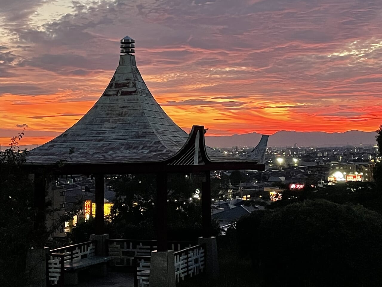 名古屋市緑区、名古屋市の夜景を360度ぐるっと見渡せる公園「滝の水公園」で季節毎の夕暮れ時を楽しむ。