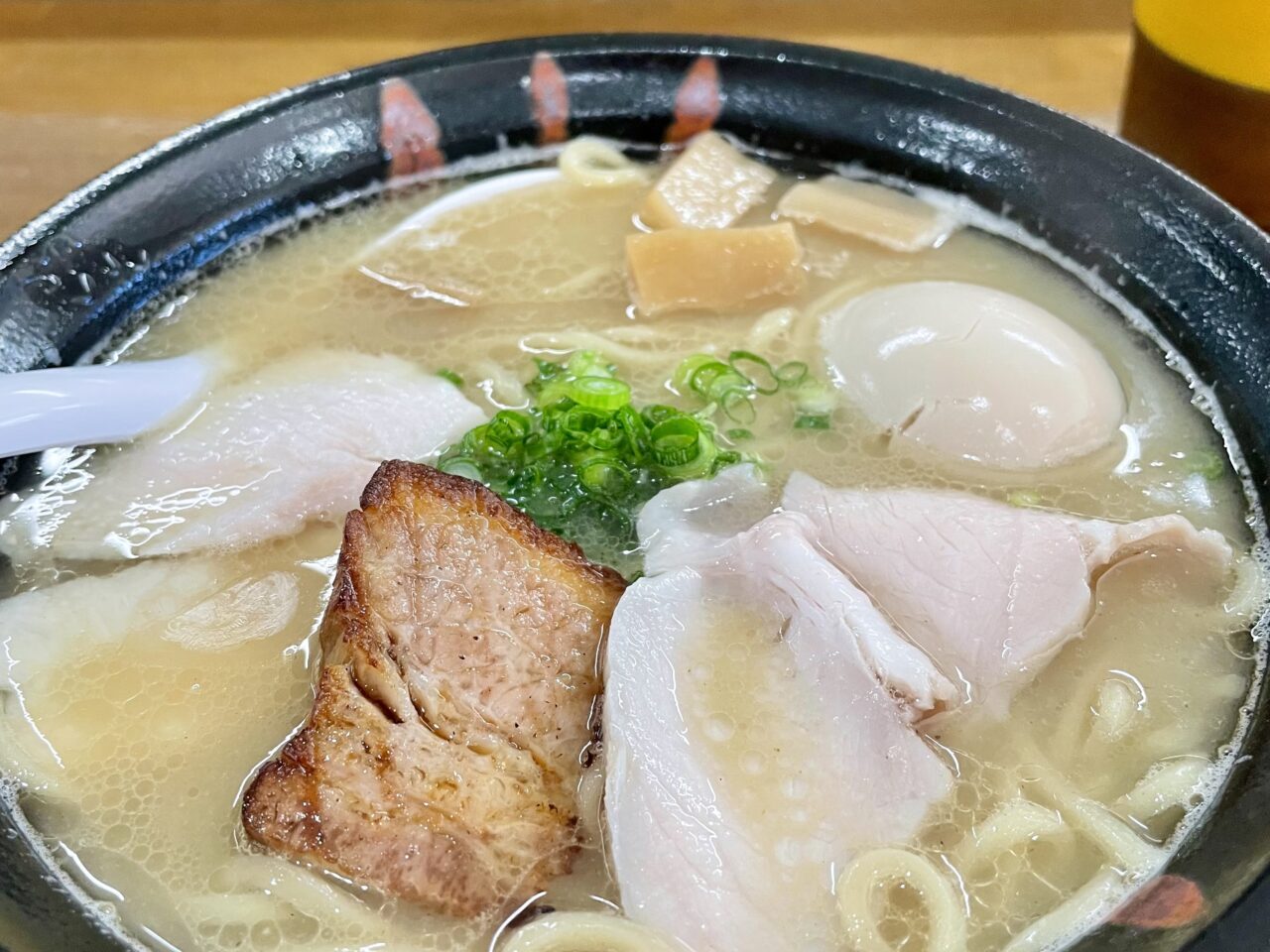 名古屋市緑区姥子山にある「らーめん 千笑」はツルツル麺と鶏チャーシューが絶品。