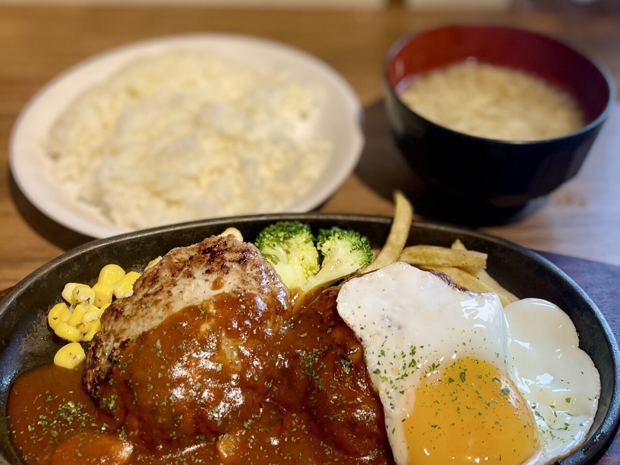 名古屋市天白区、2025年5月23日オープン「キッチン ヒロシ」の肉汁溢れるジューシーなハンバーグを堪能。