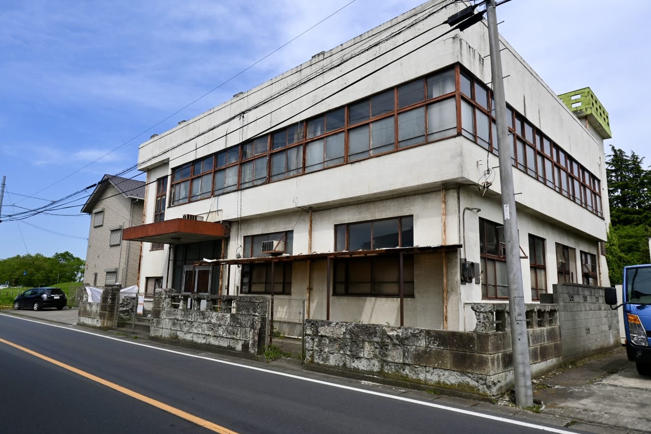 八潮市廃病院スタジオが閉鎖され解体工事が開始していました。築50年以上、病院が閉鎖したのちコスプレ撮影やアニメの舞台として活用され役目を終えたようです。