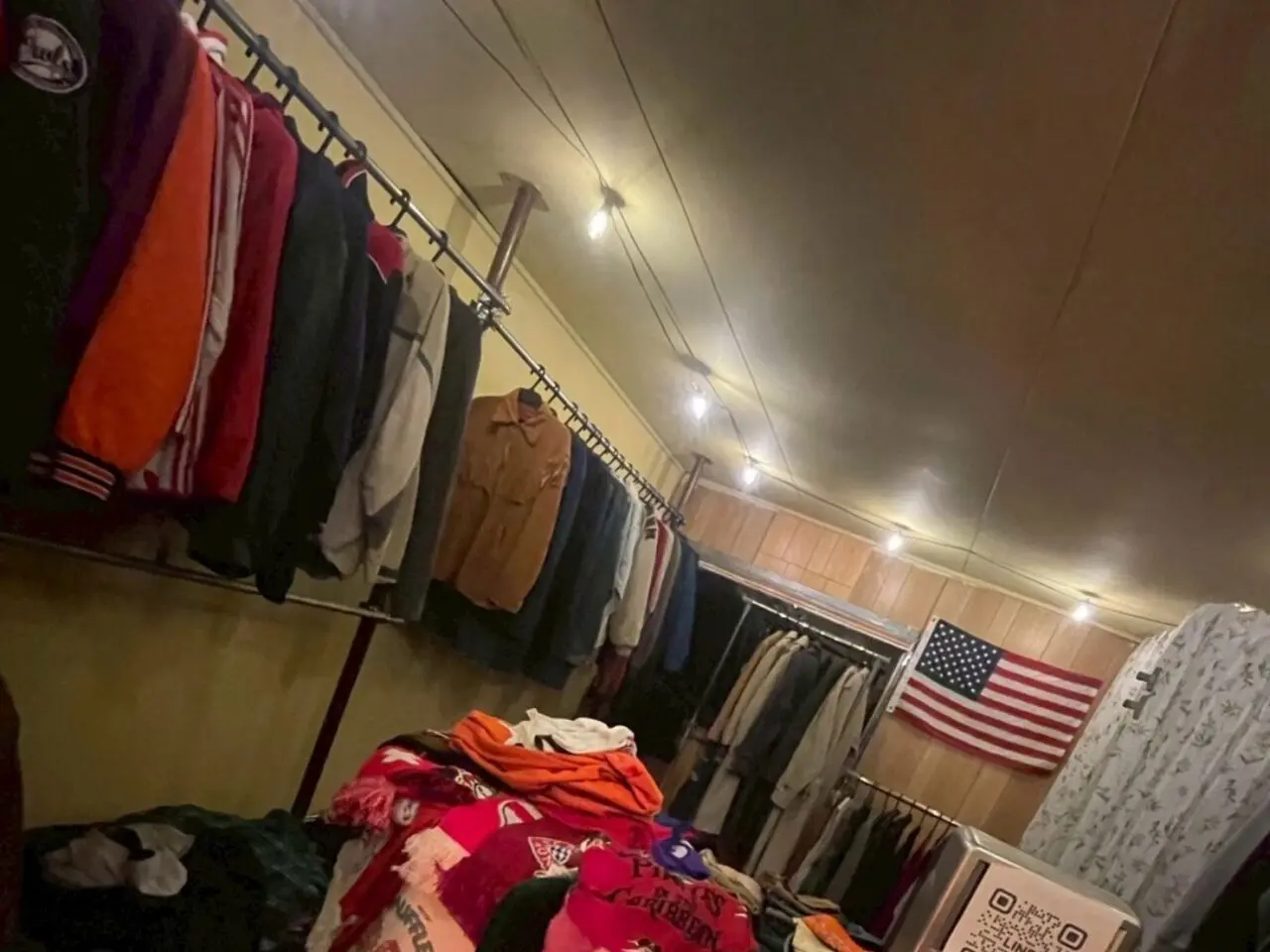 ライトに照らされる店内の様子