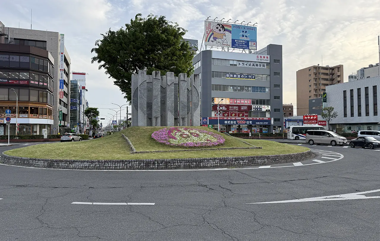 春日部駅西口ロータリーの『クレヨンしんちゃん』フラワーアート