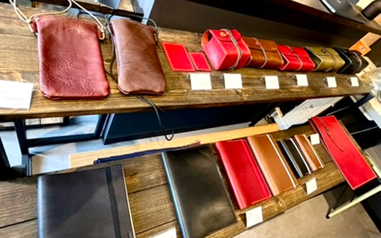 花園の革小物の店「s Napuna」の商品