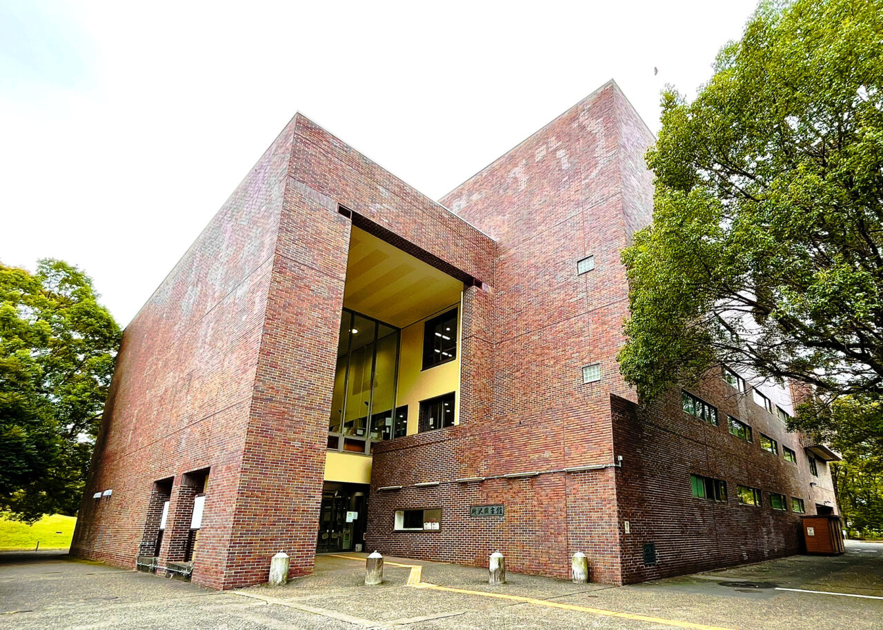 所沢市立所沢図書館 本館の正面エントランス