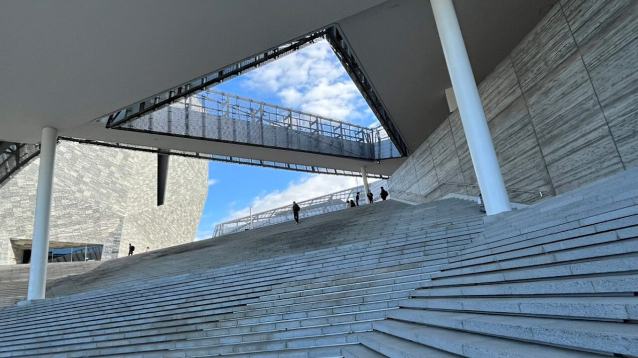 「ところざわサクラタウン」の『千人テラス』