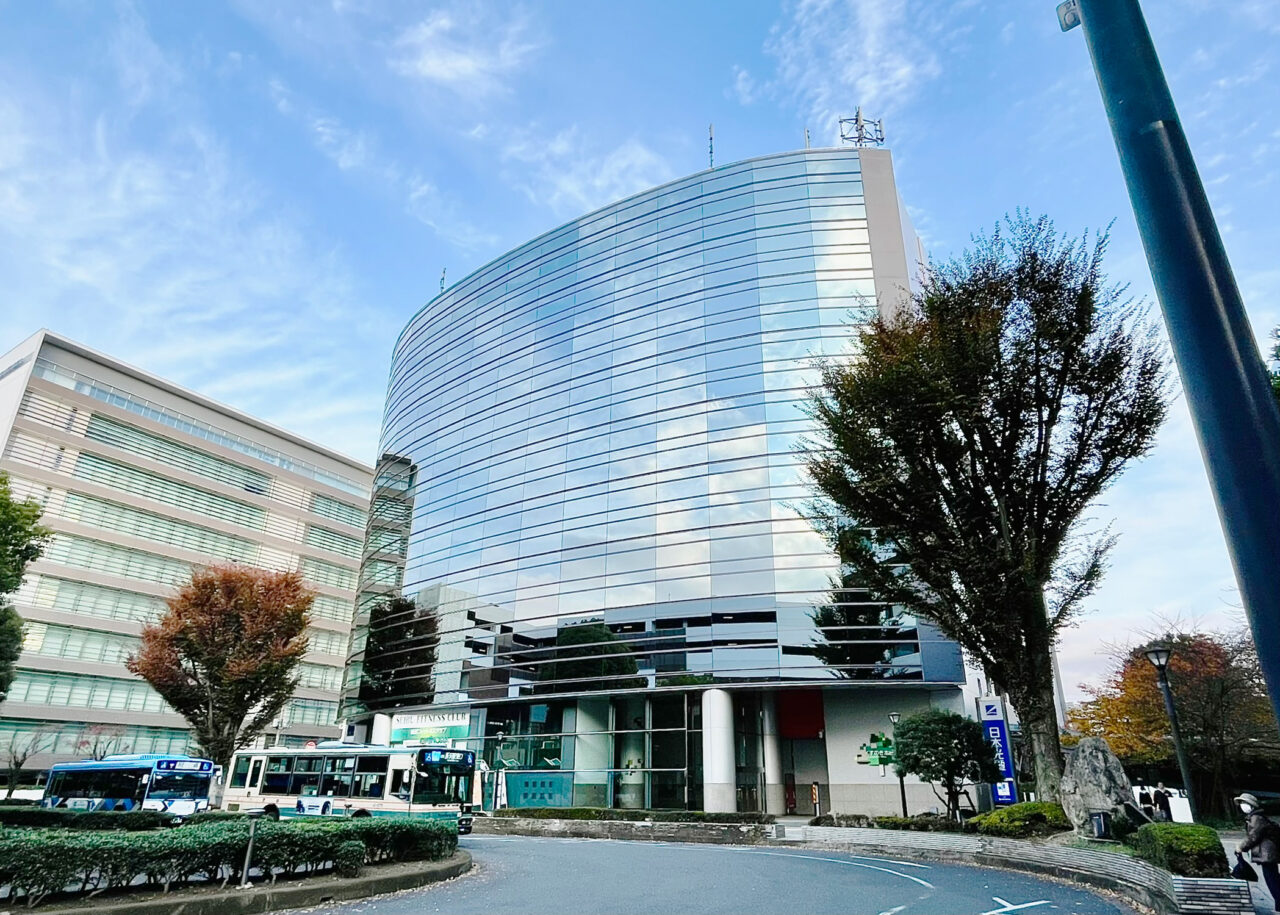 所沢駅東口の「くすのきホール」