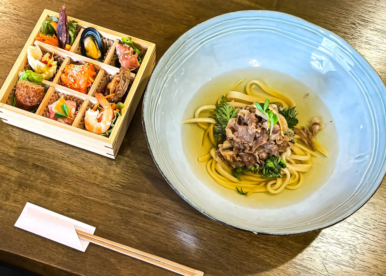 『九彩前菜のお重とおうどん』