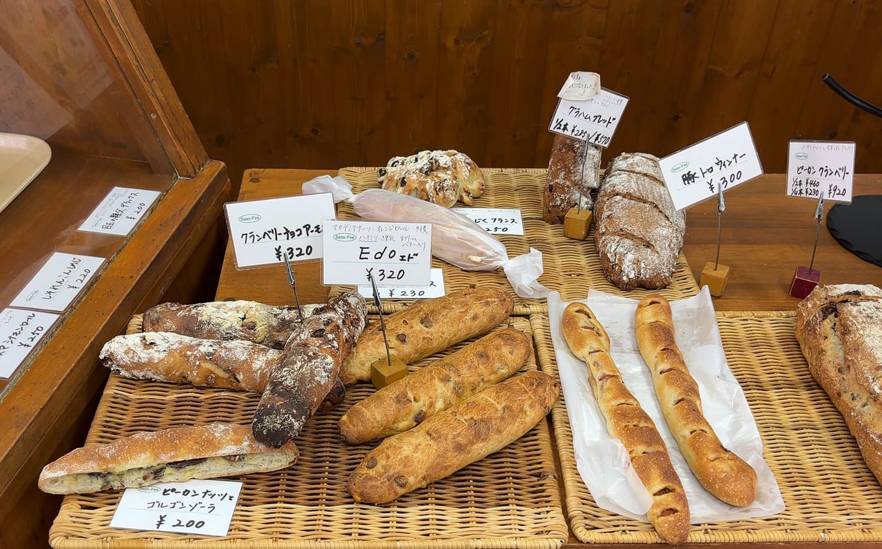 サースフェーで売られているハード系のパン
