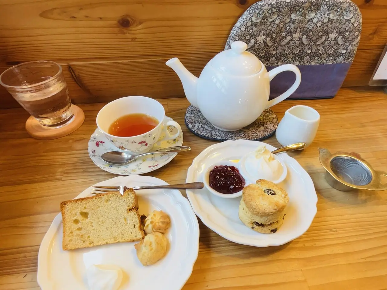 比叡辻にあるフィトンチッドの色が綺麗でとてもおいしいお紅茶とパウンドケーキ、スコーン