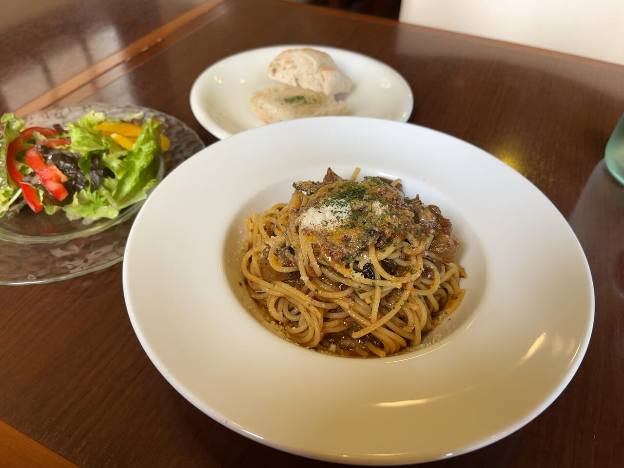 今堅田にあるブレッツァのパスタ。ナスとひき肉がたっぷり使われている。サラダとパン付き