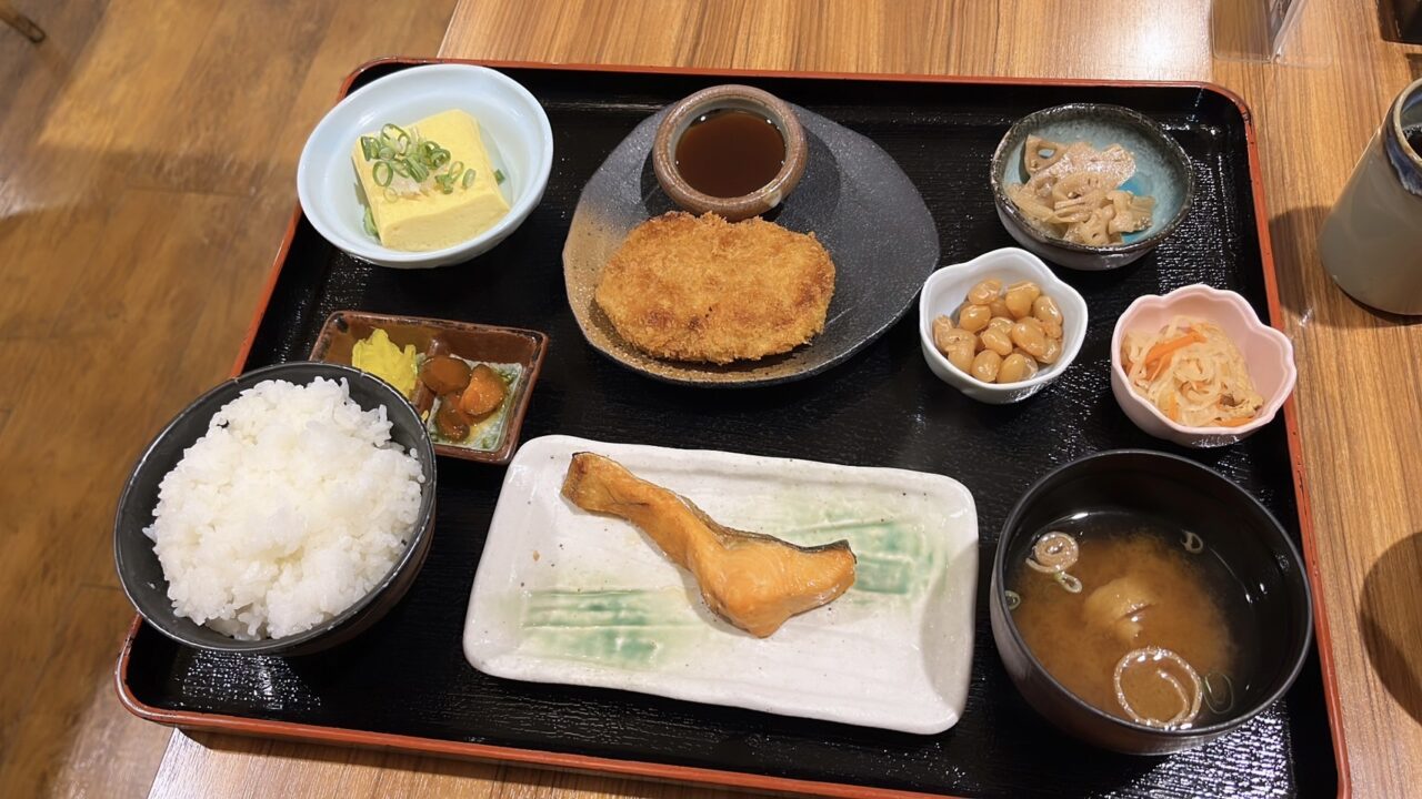 湖の駅おいしやでいただいた湖の駅御膳(うみのえきごぜん)の様子。びわますの切り身や近江牛コロッケをいただける