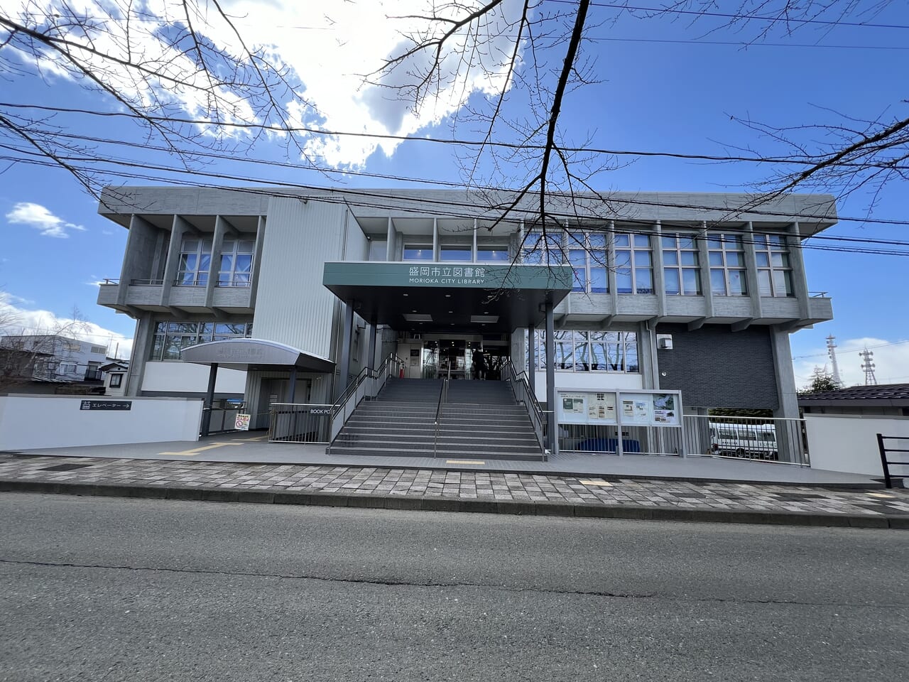 盛岡市立図書館　入口