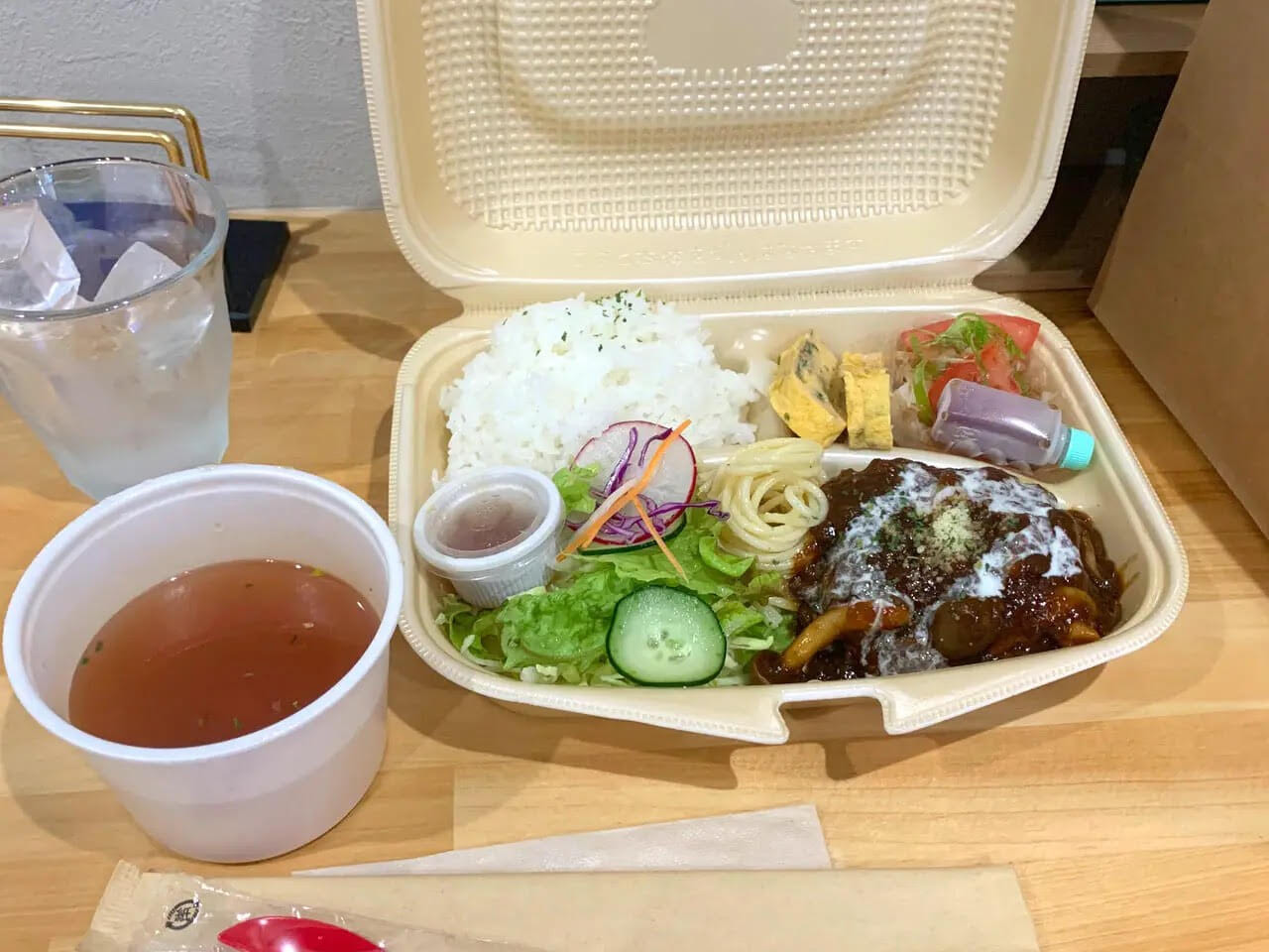 「Ville de Paris」ではお洒落な店内で美味しいランチやデザートが提供されていました!!