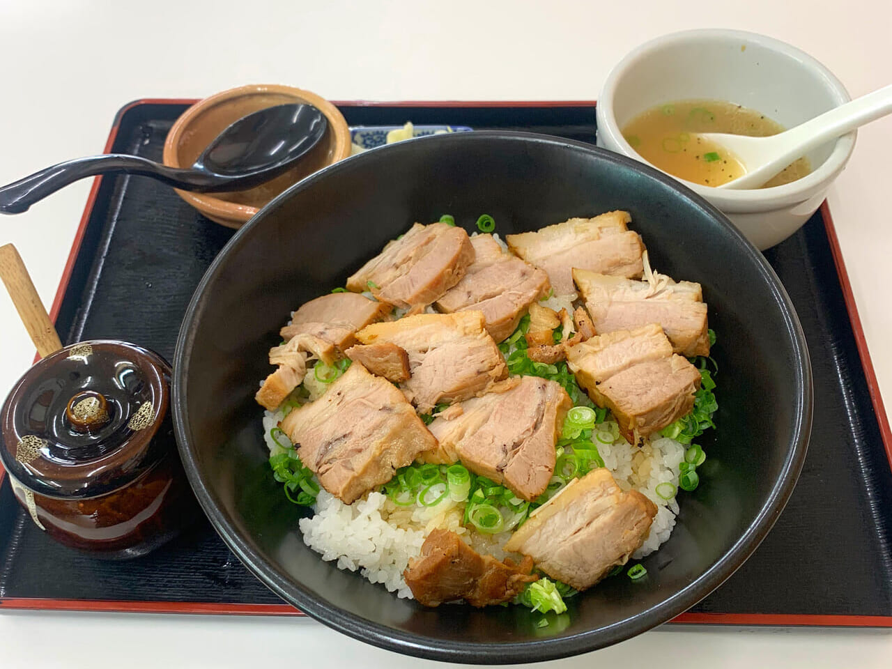 柔らかい焼豚を存分に楽しめる「麺食堂とまと」のねぎ焼豚丼!!