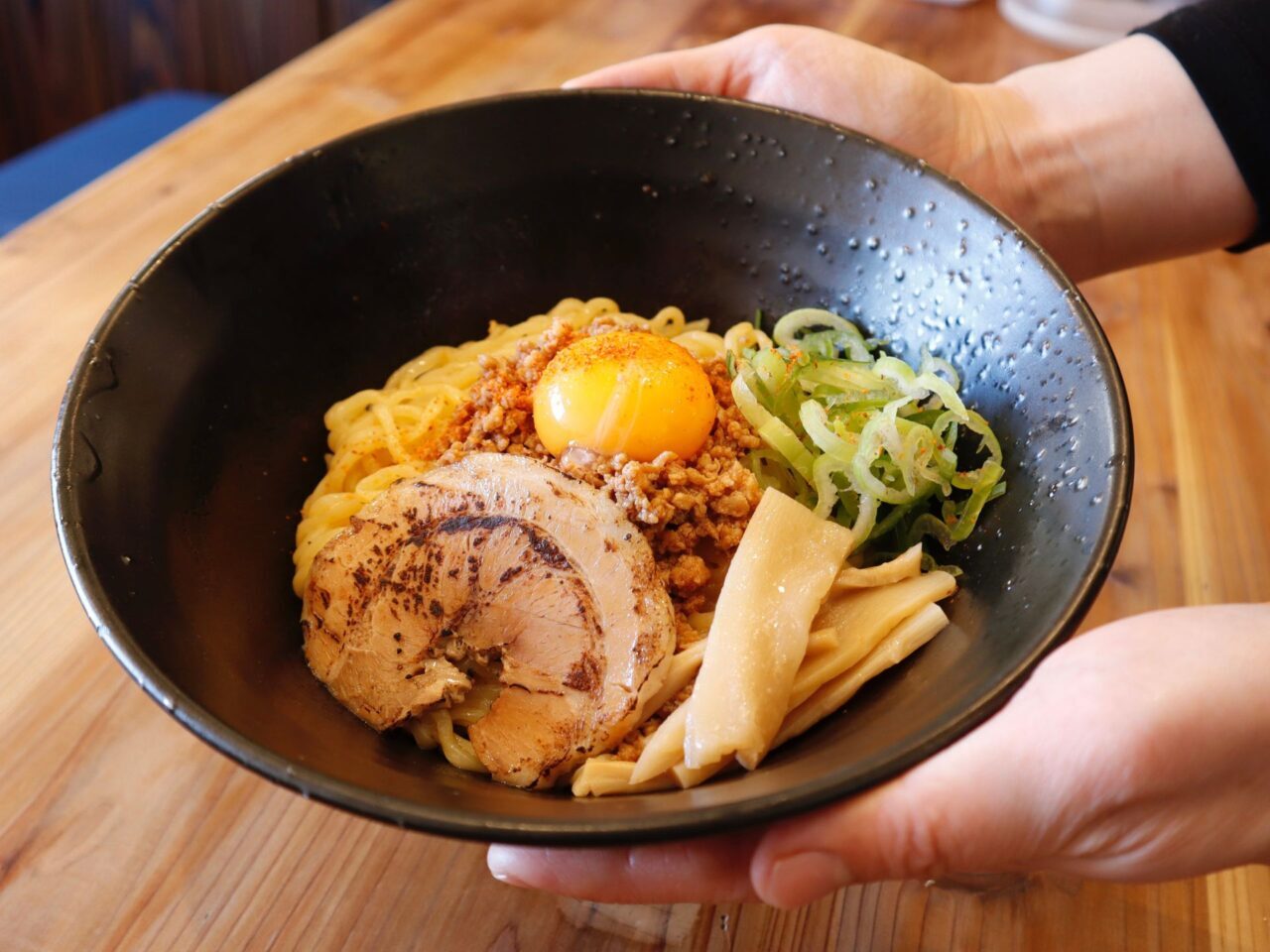 【今治市】額ににじむ汗。トリトンラーメンに高知で愛された「辛油そば」が登場