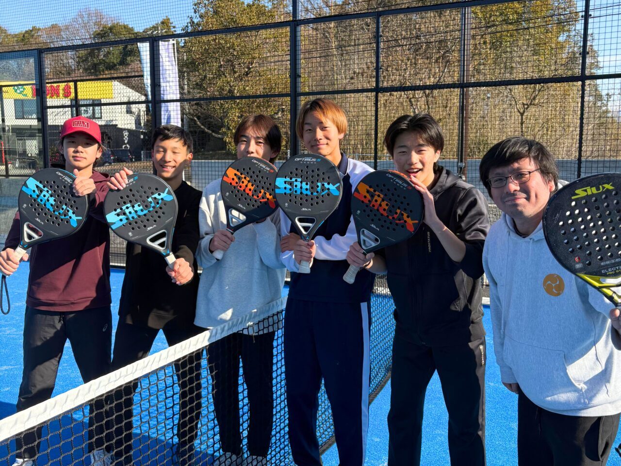 【今治市】今治で話題の新スポーツ「パデルビスタ今治」でFC今治校の生徒たちがパデルを体験