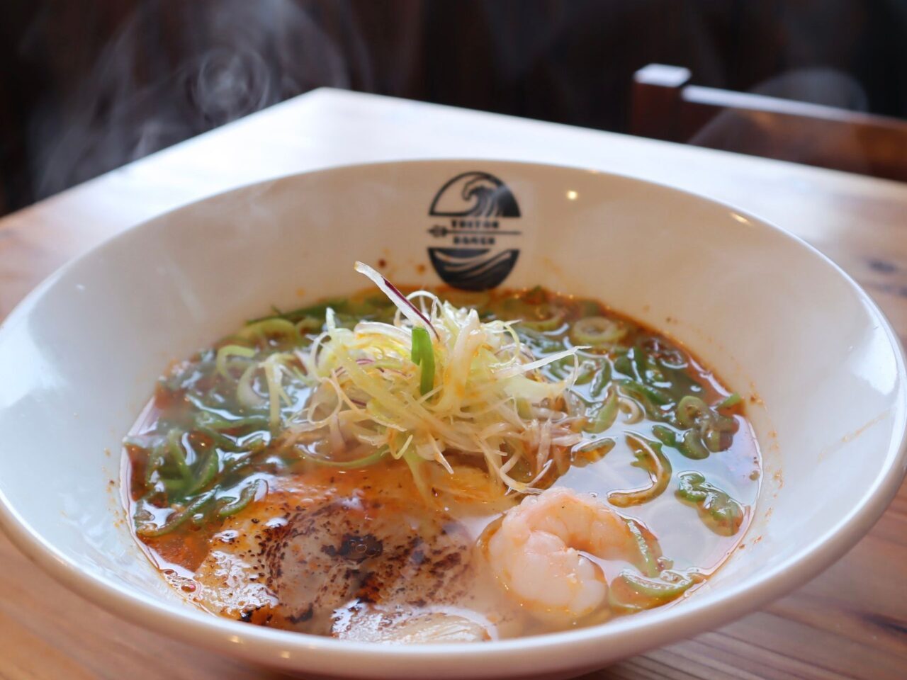 【今治市】寒さ吹き飛ばす新商品がトリトンラーメンに登場! 「こだわりラー油の辛ネギラーメン」。