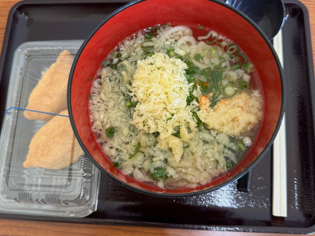Aコープおおにしアシスタセルフうどん店のかけうどんといなり寿司
