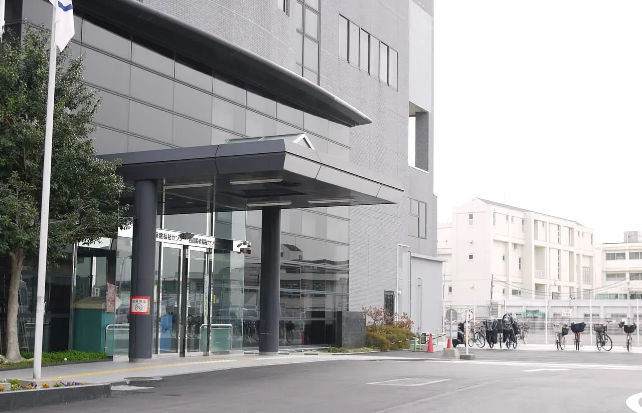保健福祉センター建物と駐輪場