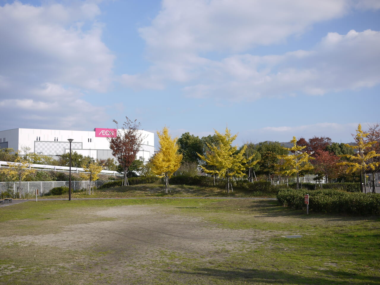 南寝屋川公園からイオンモール四條畷を見たところ