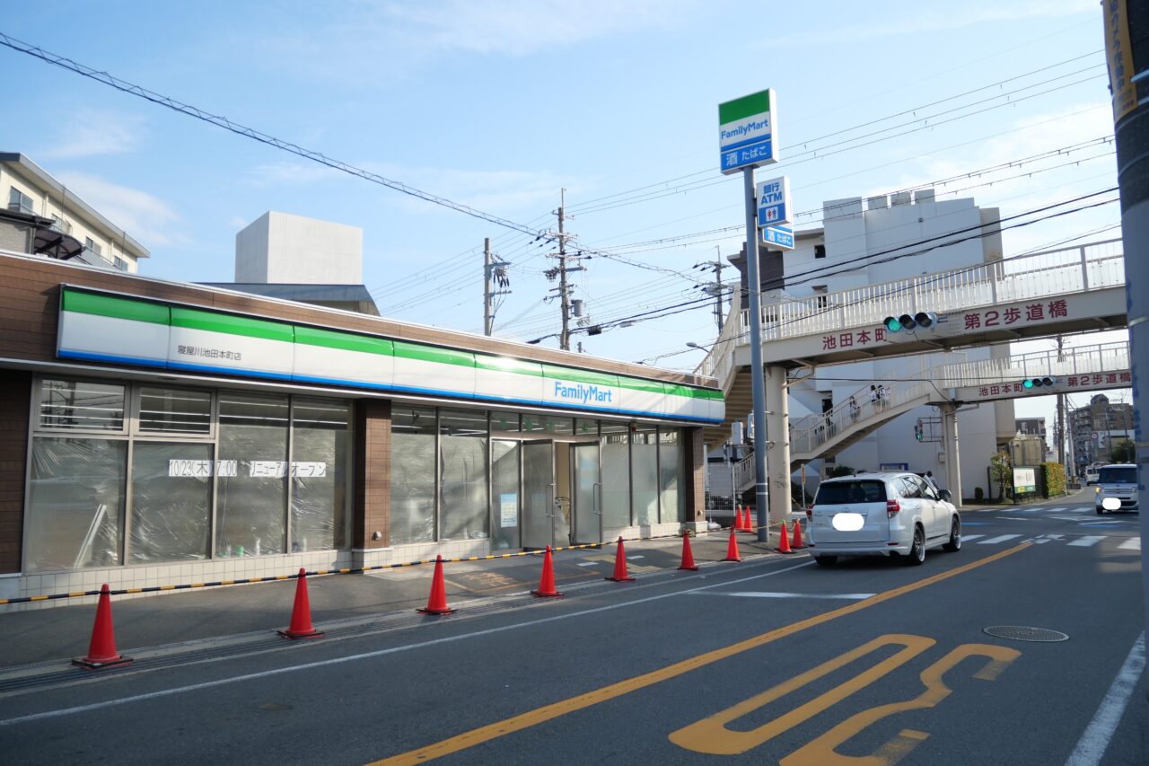 歩道橋近くの池田本町のファミマ