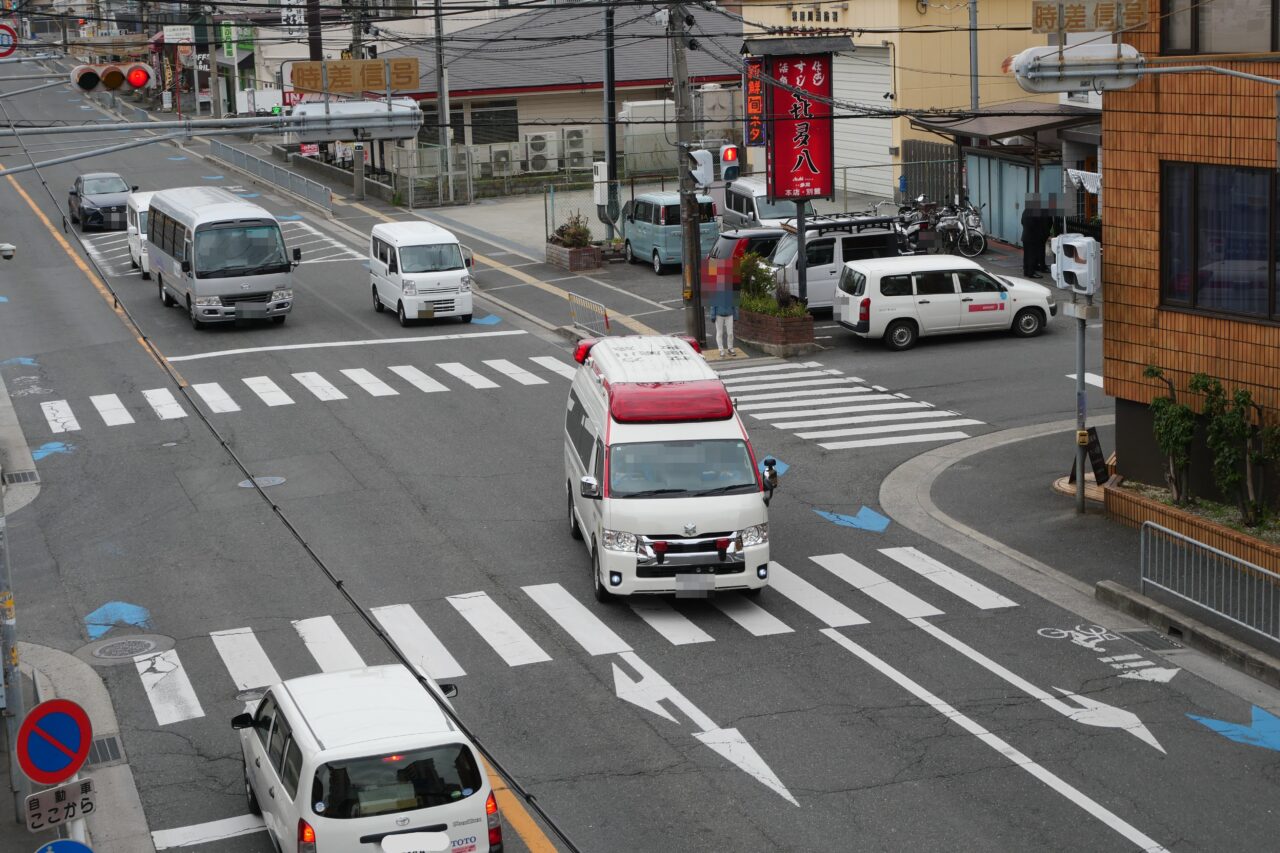 交差点の救急車
