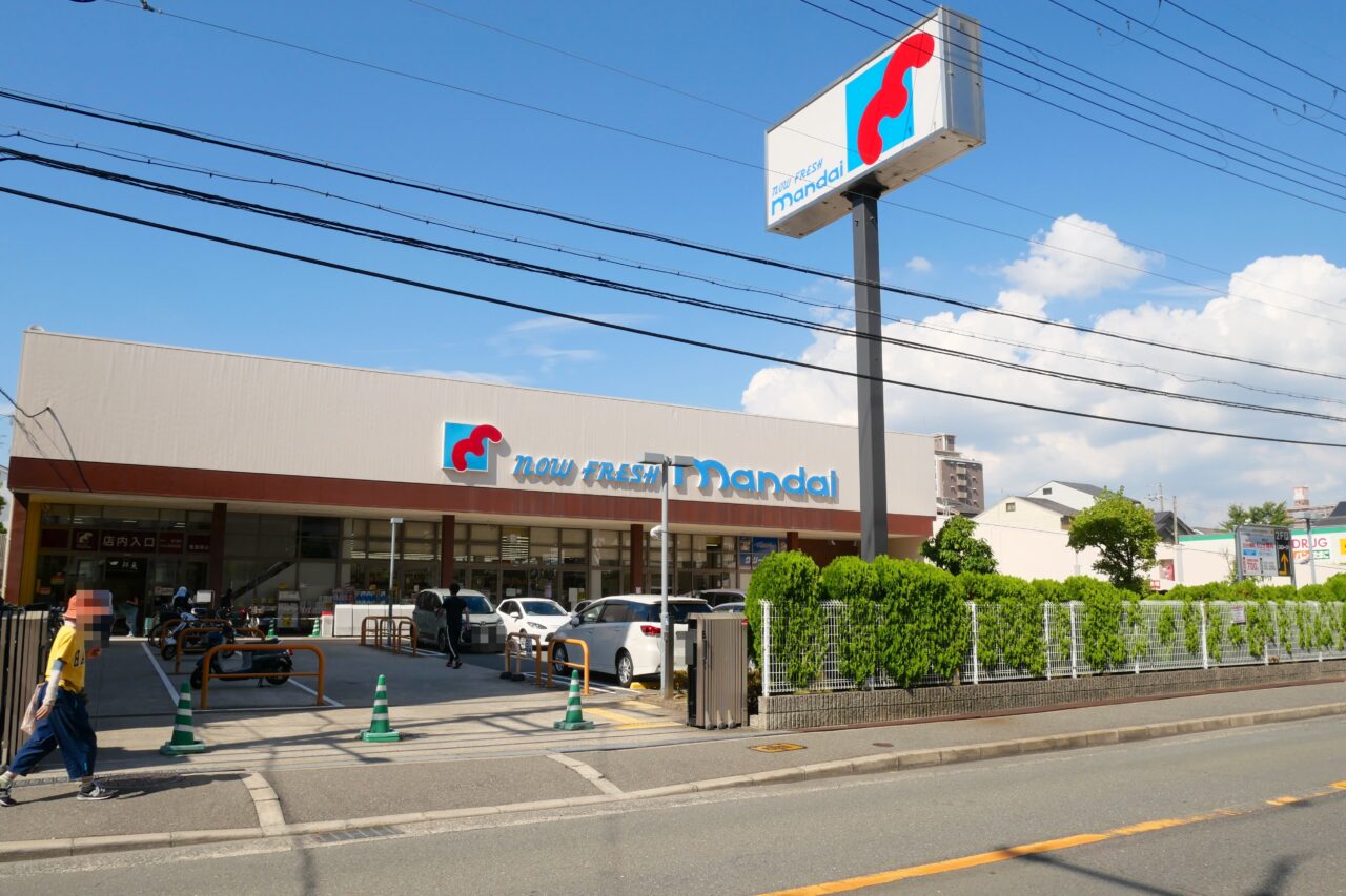 スーパー万代香里西店の外観