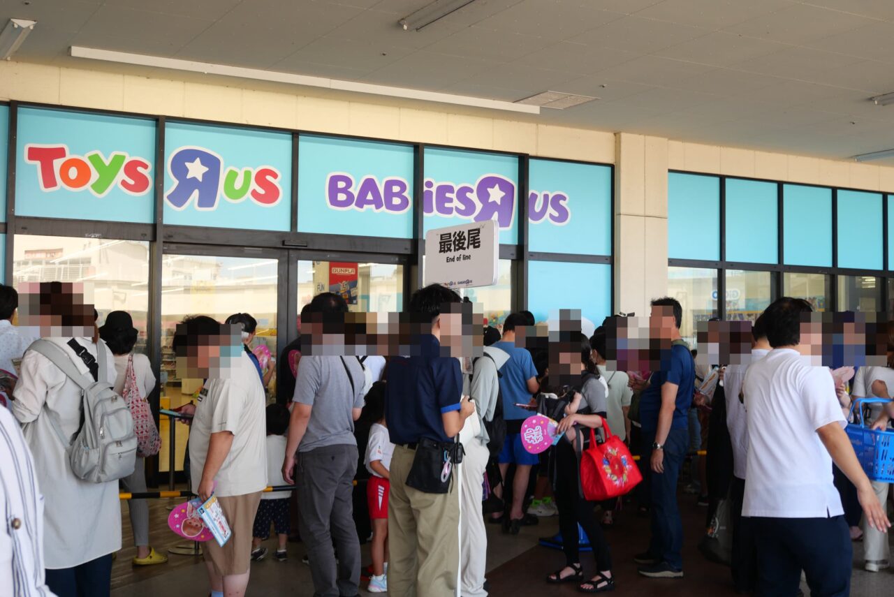 オープン前の行列の最後尾