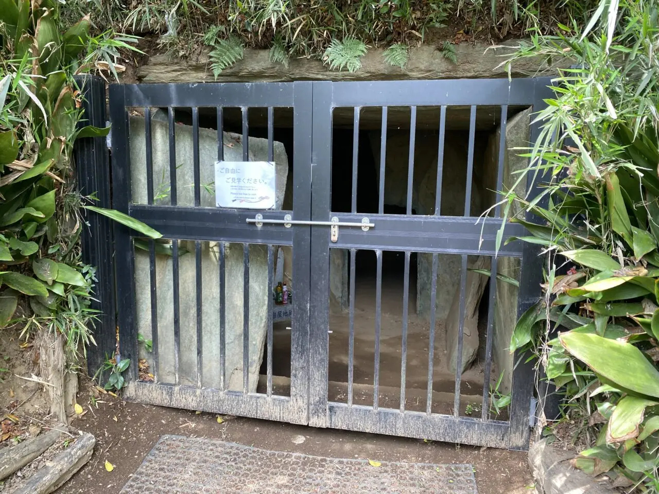 小見真観寺古墳の石室入口