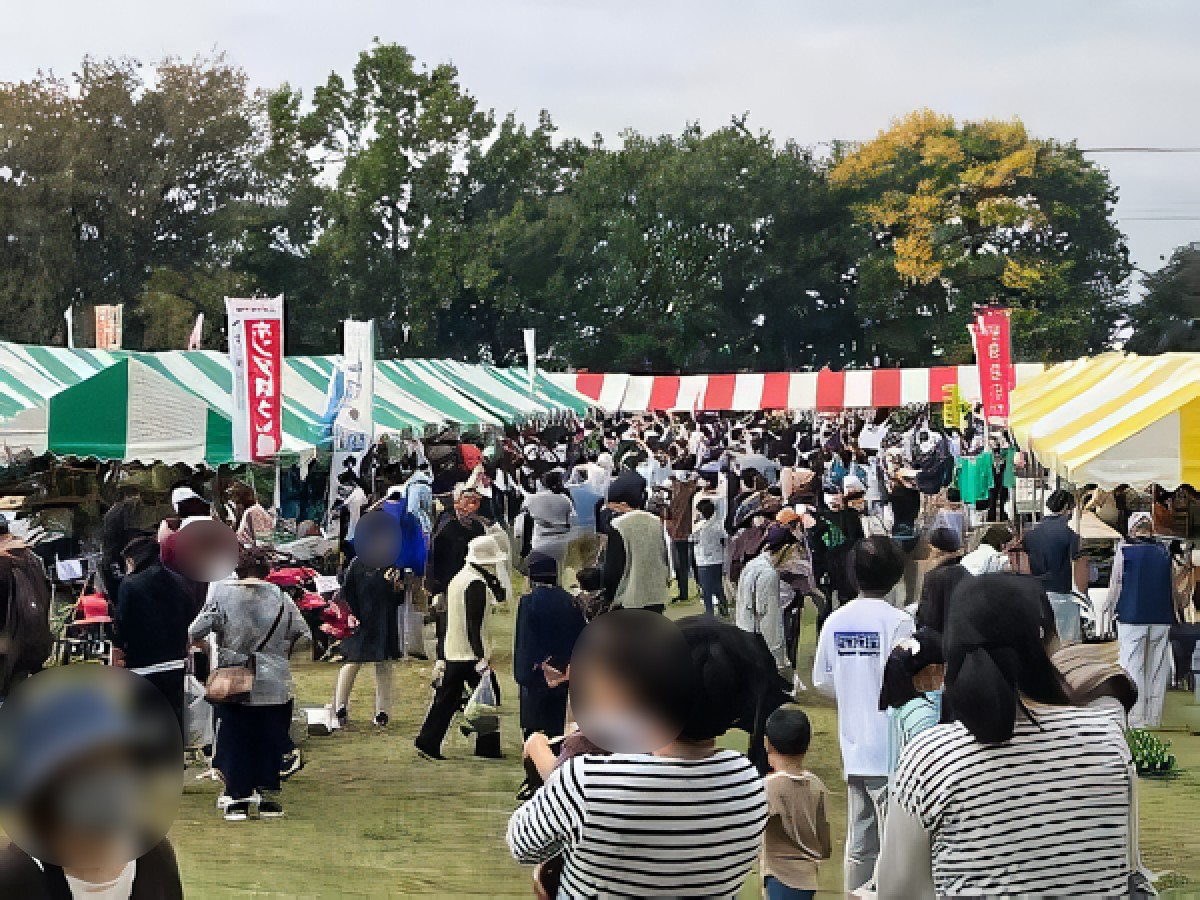 多くの人たちで賑わう騎西銀杏祭の会場